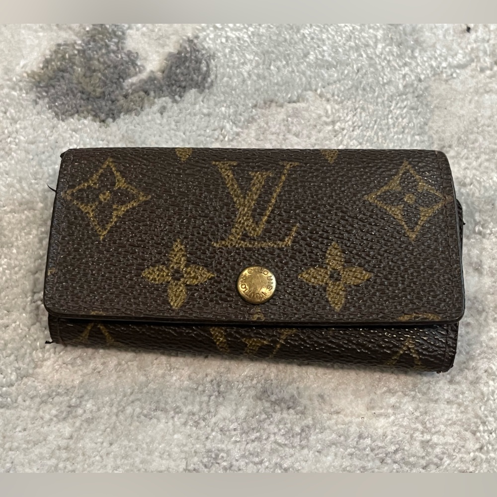 Authentic LOUIS VUITTON Key holder in Monogram
